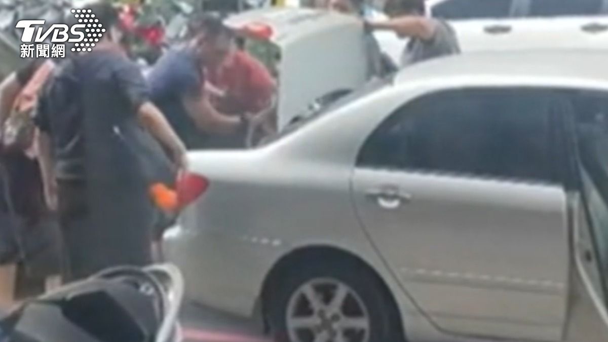 警方驚見後車廂藏車手共犯。（圖／民眾提供）