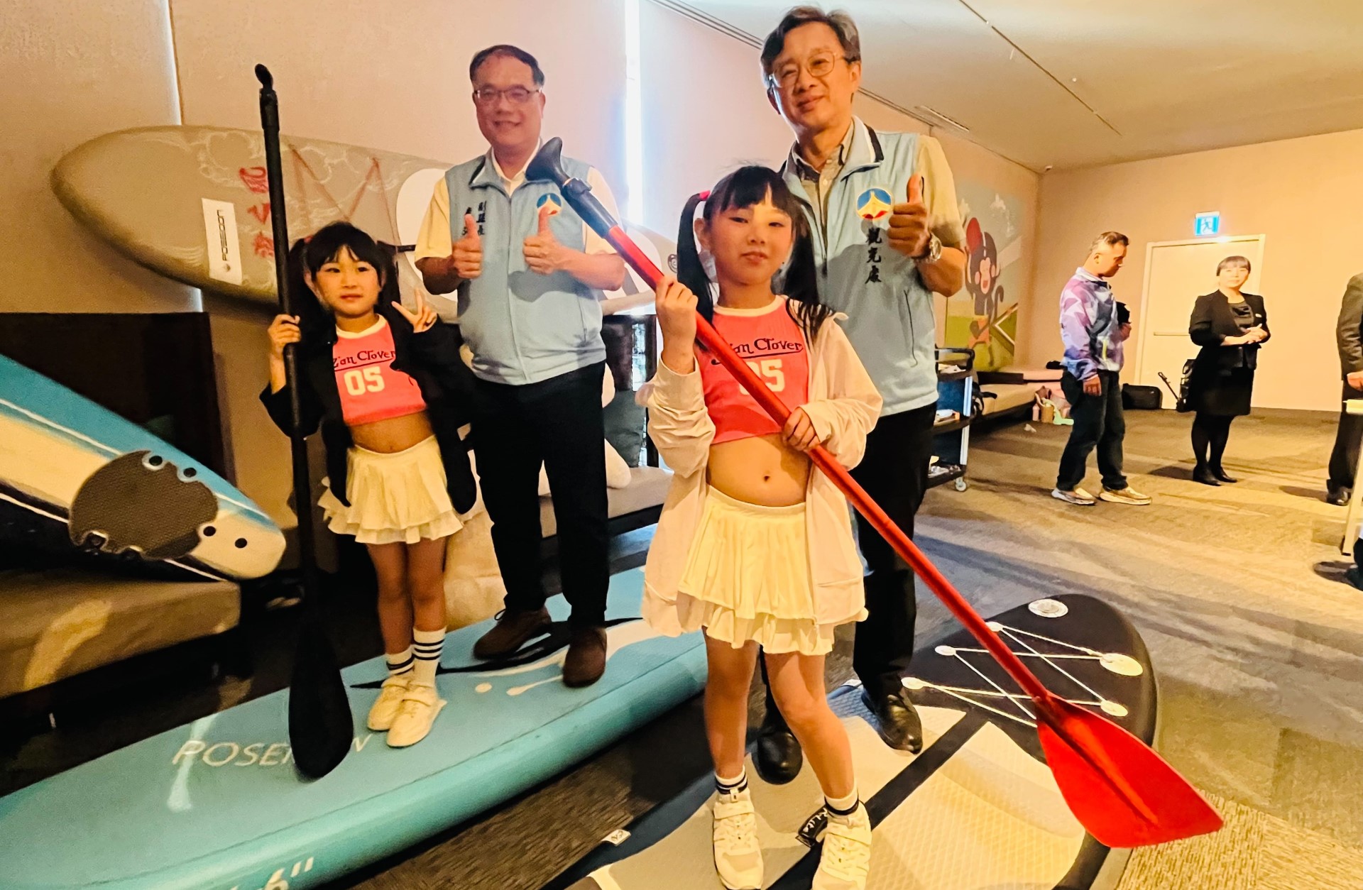 ▲小朋友現場體驗SUP立式划槳。(圖片來源:金門縣政府)
