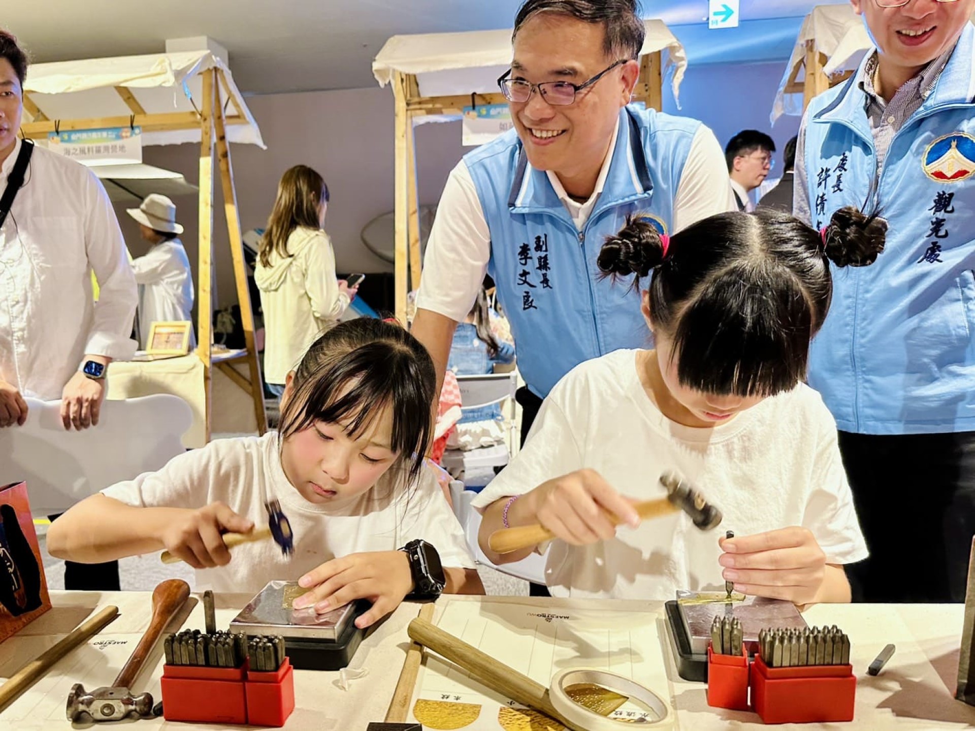 ▲小朋友現場體驗自製小刀鑰匙圈。(圖片來源:金門縣政府)