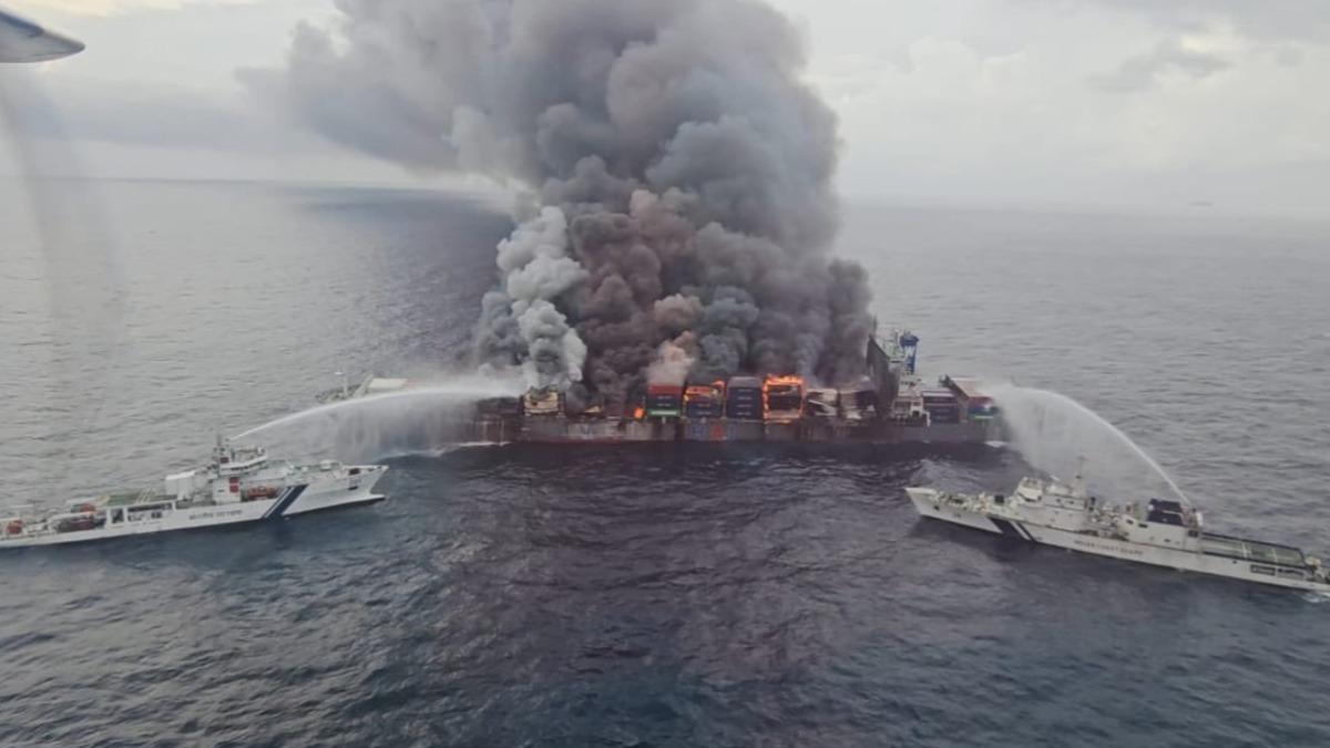 萬海旺春輪爆炸起火「今天繼續燒」 印度海警:有可能沉沒