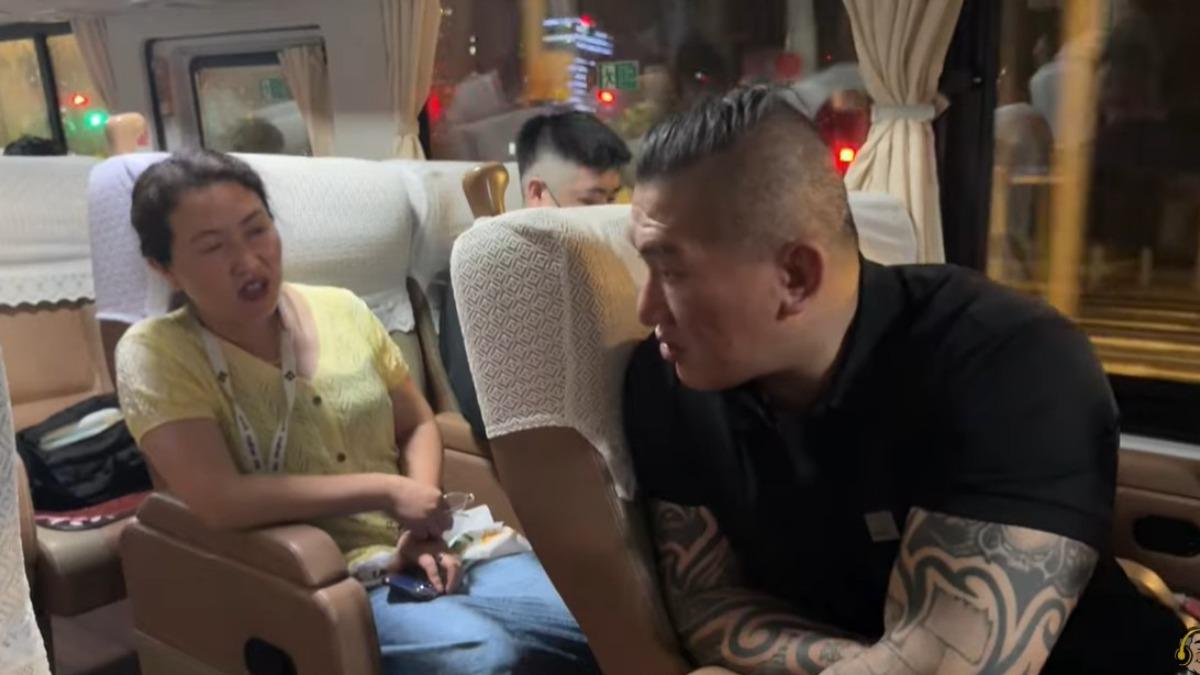 陳之漢跟導遊大媽攀談說:「我們台灣啊,有賣奶茶一杯多少你知道嗎?800塊台幣」。(圖/翻攝自YT@Notorious_3cm)