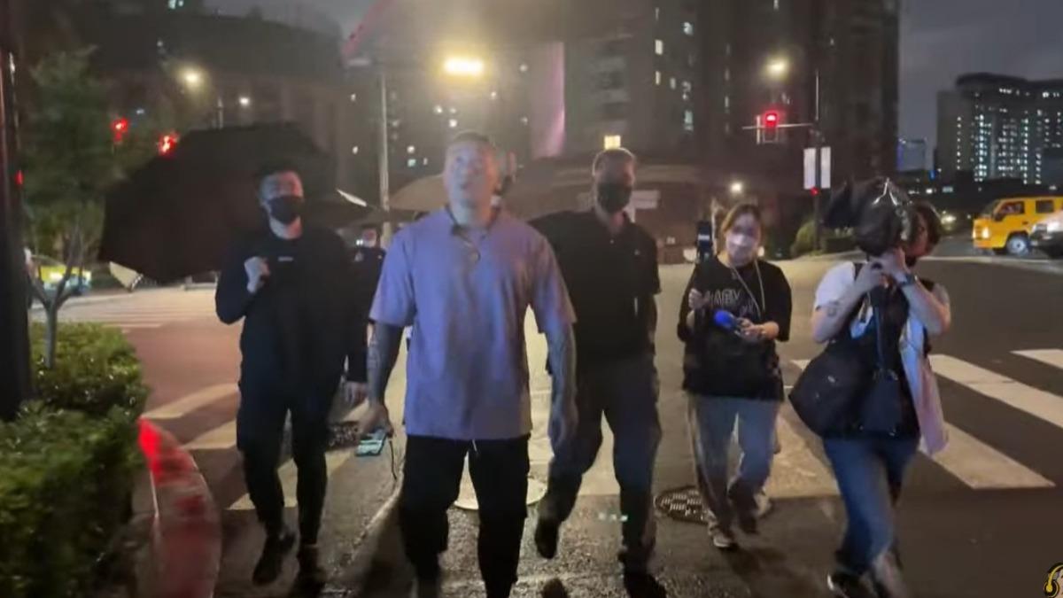 陳之漢夜遊上海注意到攝影機很多,並表示「做得很好」。(圖/翻攝自YT@Notorious_3cm)