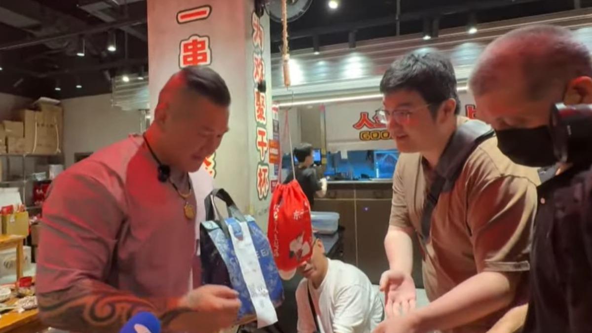 上海館粉表達支持柯文哲,並稱「希望台灣能把民主方面好好做好」。(圖/翻攝自YT@Notorious_3cm)