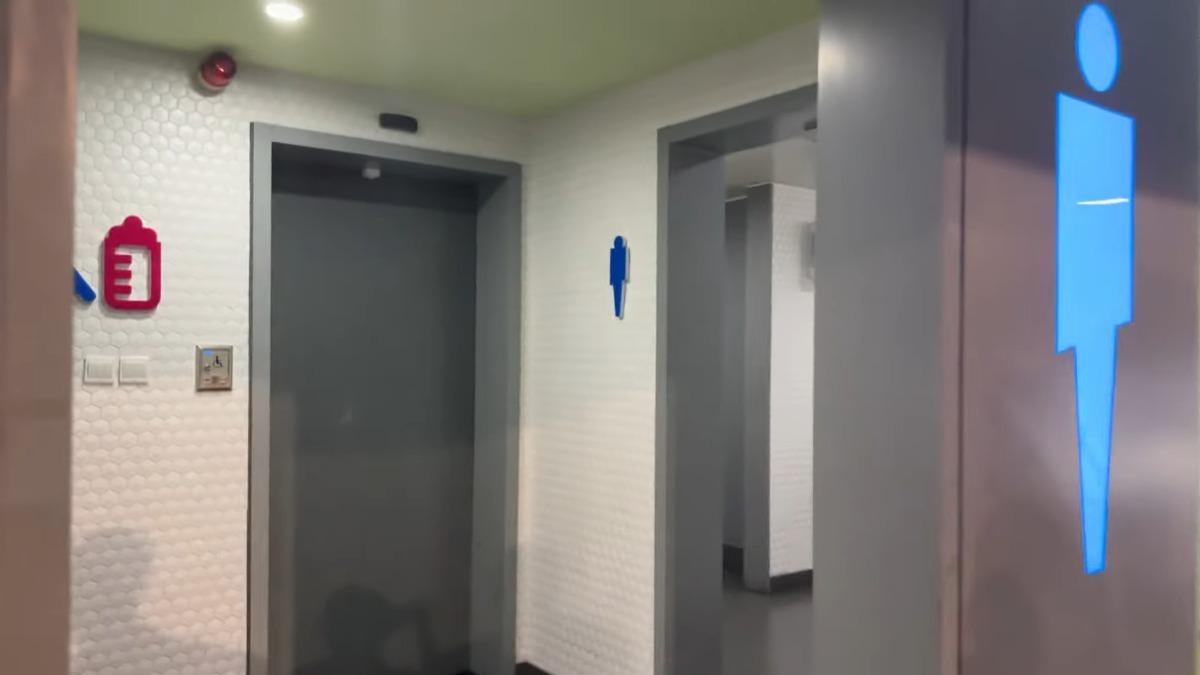 館長身邊工作人員特寫上海浦東機場的廁所。(圖/翻攝自館長惡名昭彰YT)