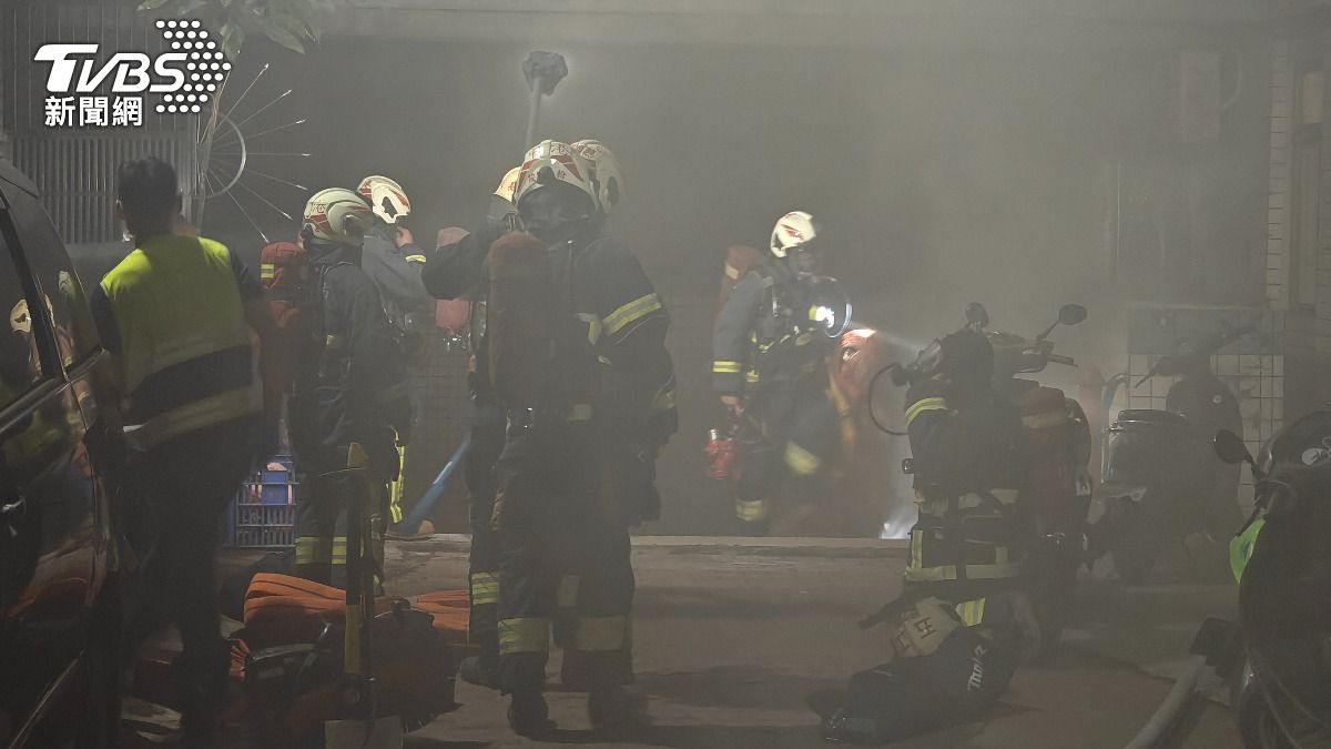 新莊地下停車場火警　深夜濃煙竄出嗆鼻！住戶驚醒戴口罩避難