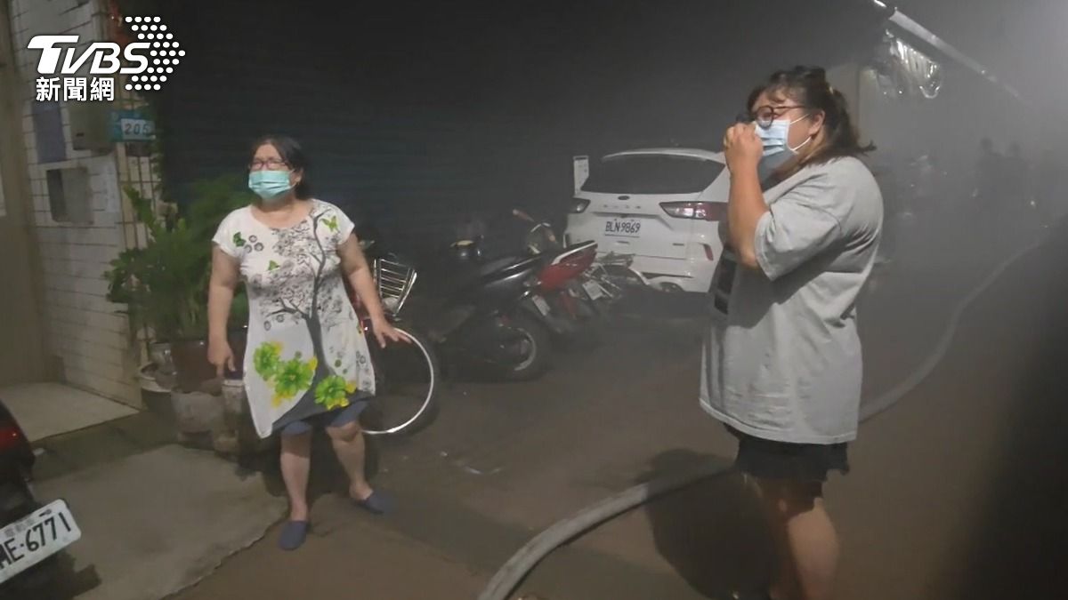 煙霧迅速擴散至上層住戶,居民紛紛戴上口罩因應。(圖/新莊楊先生提供)