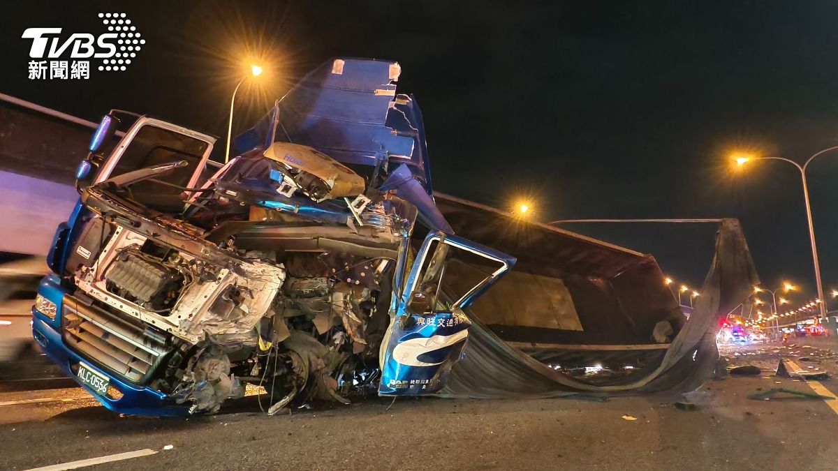 國一聯結車翻覆影響6線道!撞斷燈桿波及3車 駕駛喪命