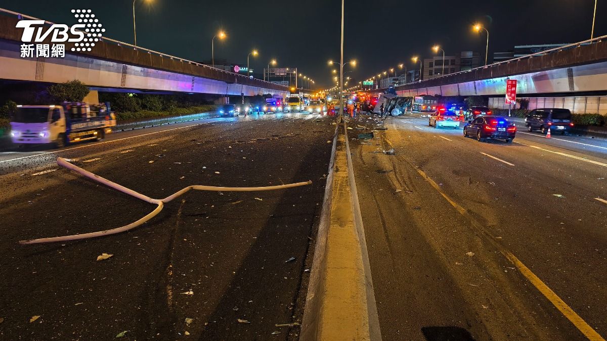 因聯結車翻覆及砂石傾倒各影響南北向3線道共6線道。(圖/陳冠宇攝)