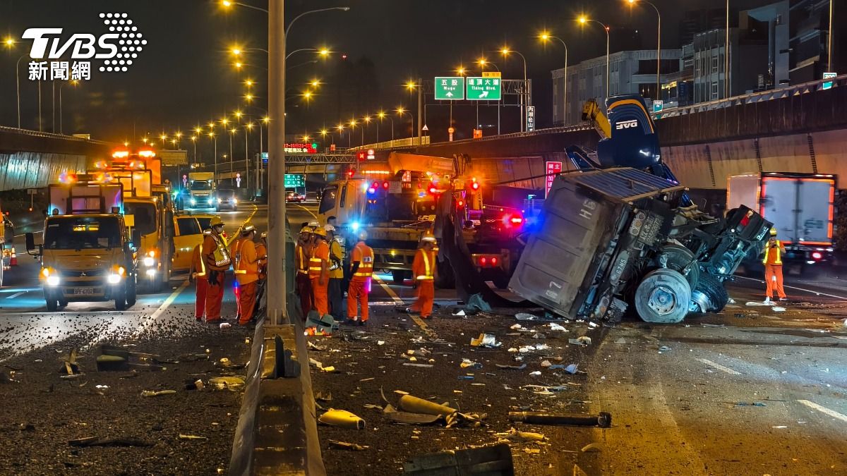 事故亦造成國道路燈燈桿與中央分隔島防眩板毀損。(圖/陳冠宇攝)