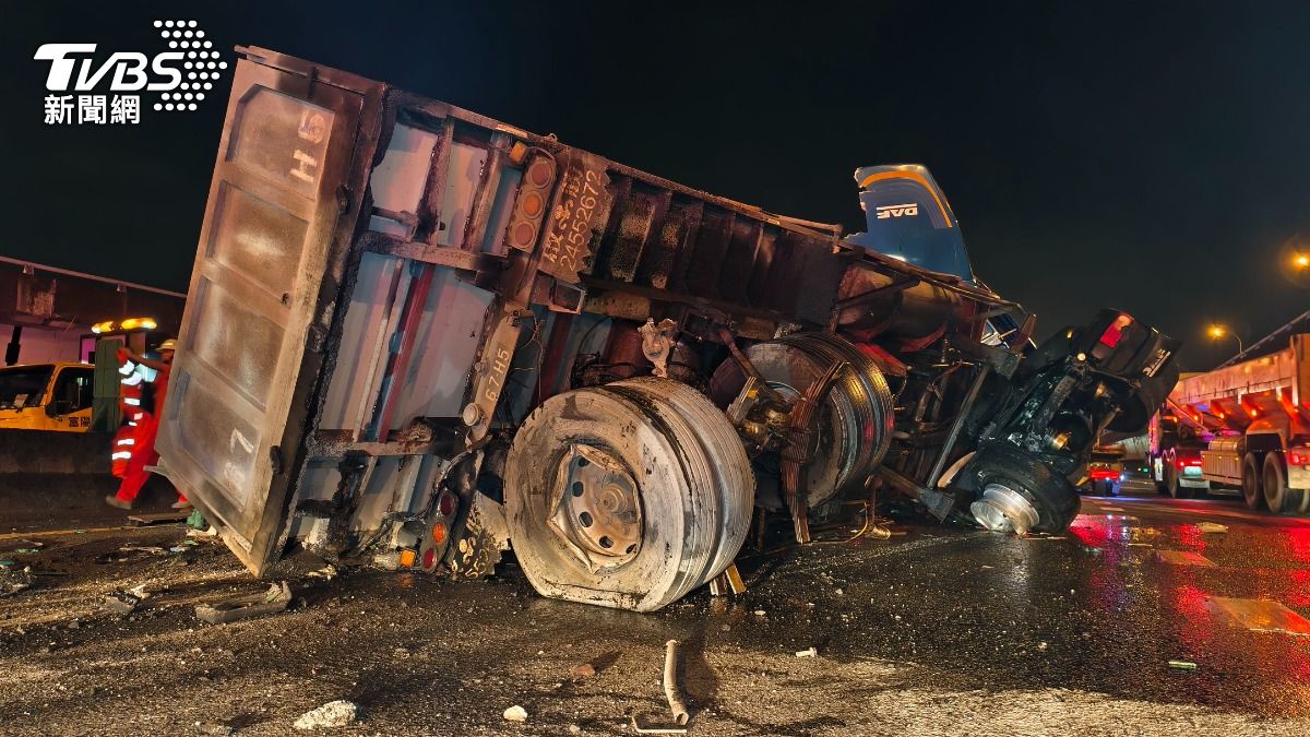 聯結車翻覆,底盤變形、車輪爆胎。(圖/陳冠宇攝)