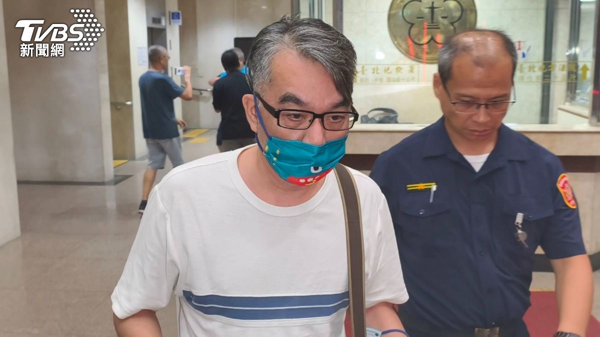 曾擔任前親民黨立委劉文雄、國民黨立委林倩綺助理的王凱民無保請回。(圖/陳冠宇攝)