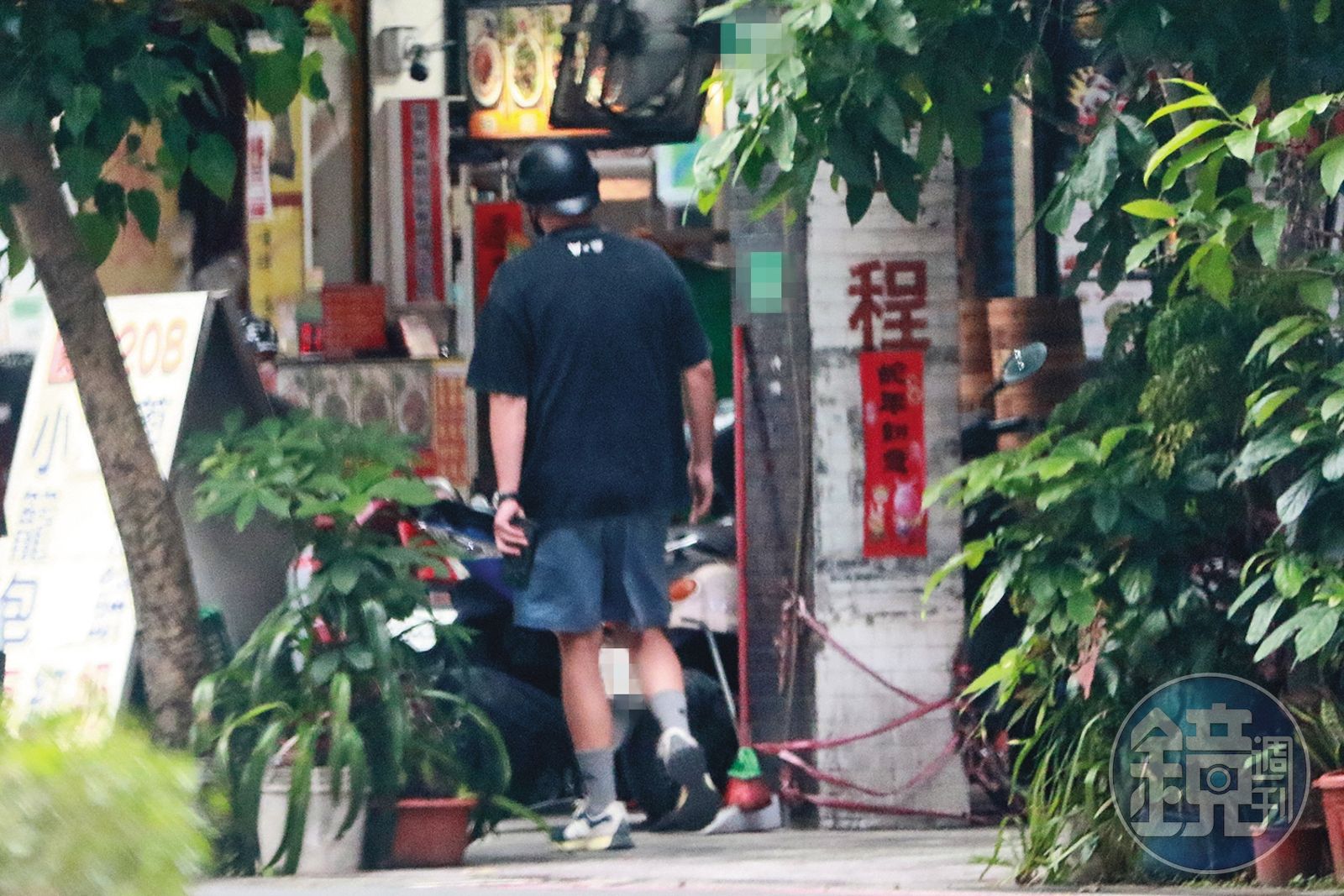 6/4 17：02回家沒多久，趙駿亞又騎著黑色哈雷重機出門覓食，換買烤鴨。（圖／鏡週刊）