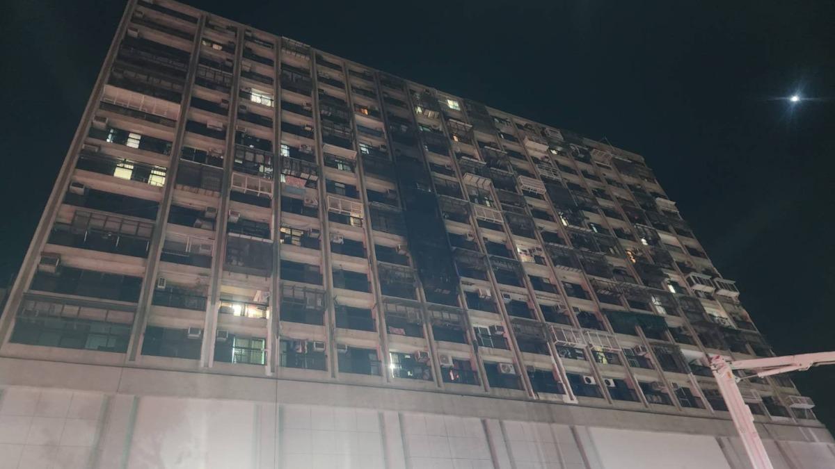 高雄鹽埕七賢大樓火警!5月才剛安檢 2人受傷送醫