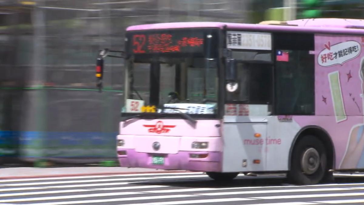 公車司機疑開到睡著 民眾衝路中拍門提醒