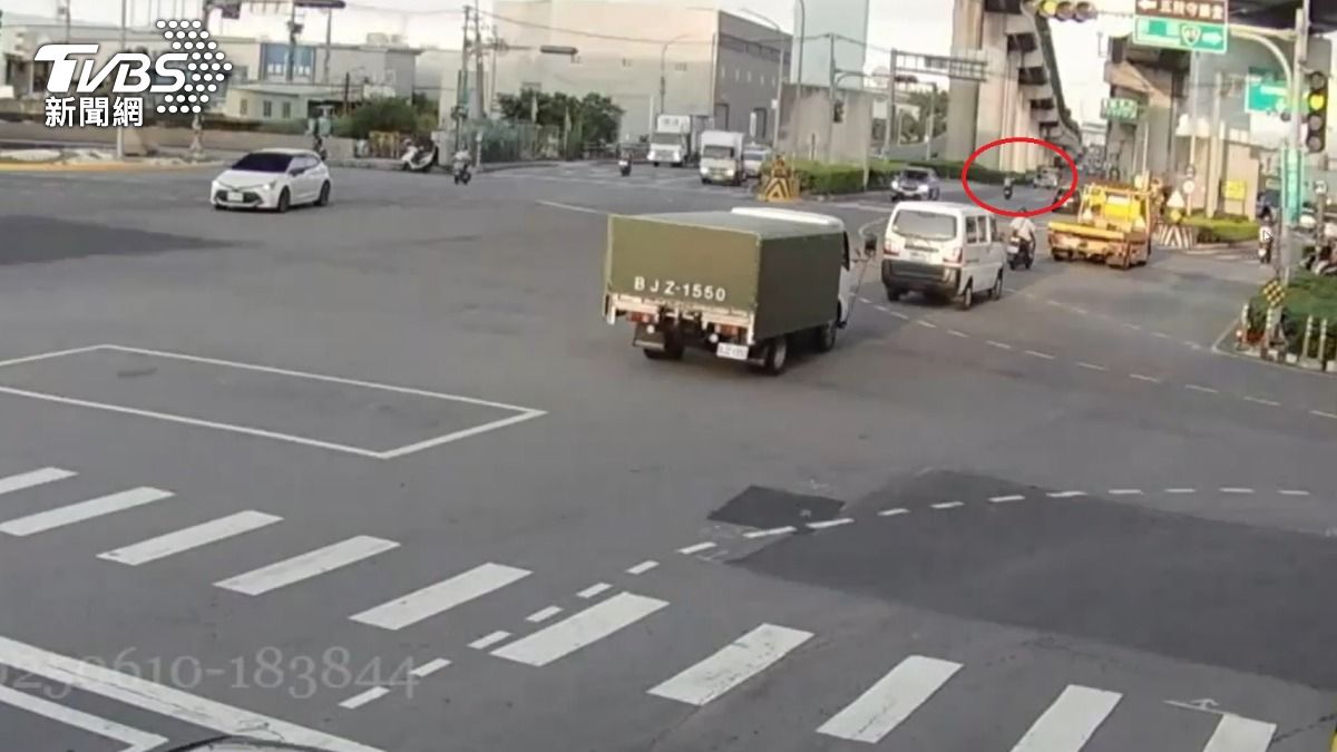 監視器拍下機車騎士逆向騎進快車道。（圖／TVBS）