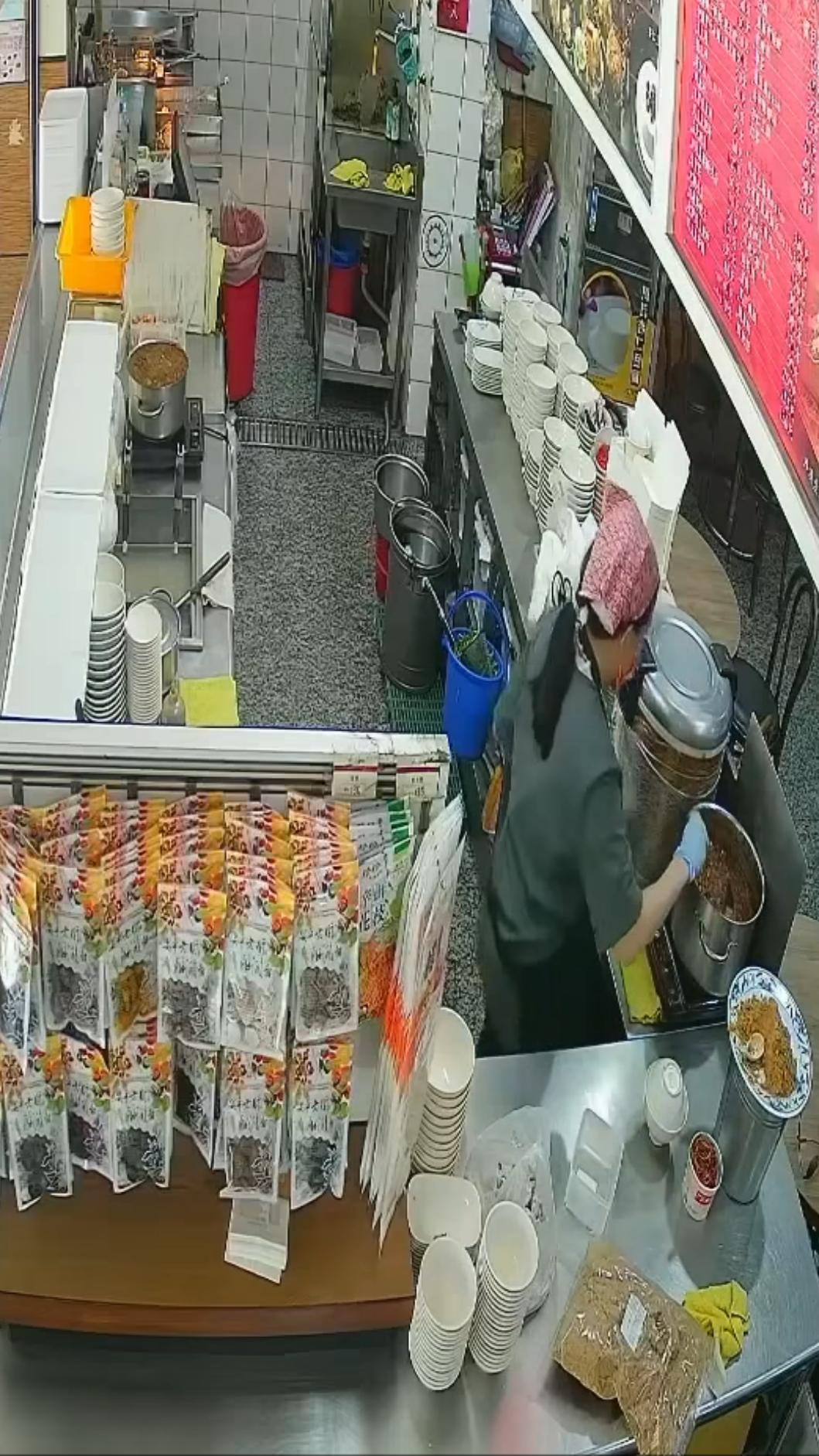 店員快速將油豆腐倒回滷鍋，已被店家解僱。（圖／翻攝自Dcard）