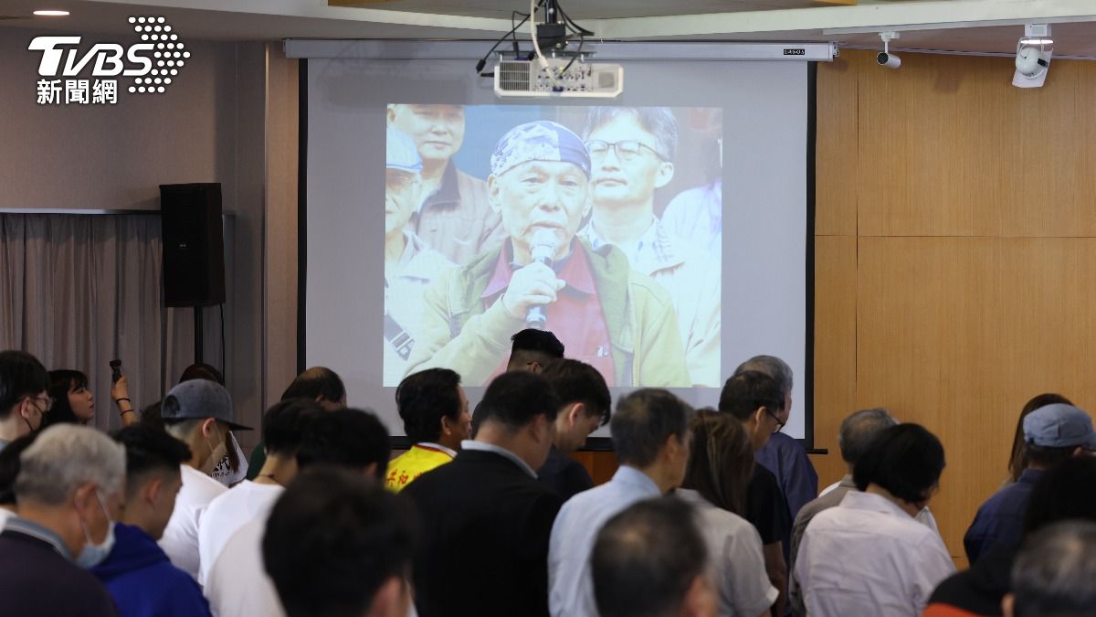 「黨外在野黨大聯盟」為林正杰默哀。(圖/華子琛攝)