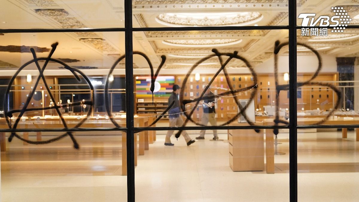 暴民在Apple店外玻璃上塗鴉。(圖/達志影像路透社)