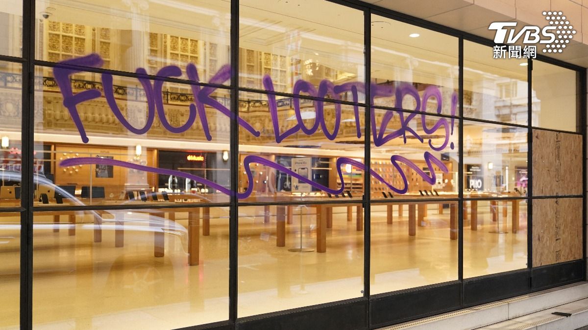 暴民在Apple店外玻璃上塗鴉。(圖/達志影像路透社)