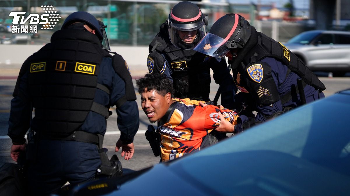 美國移民示威潮從洛杉磯燒向芝加哥,警民爆發肢體衝突,還有汽車高速衝撞遊行隊伍。(圖/達志影像美聯社)