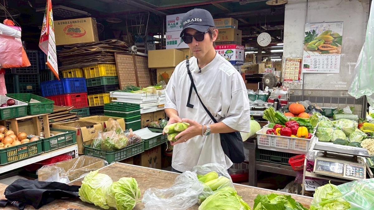 修杰楷逛菜市場熟門熟路。（圖／《修TIME》提供）