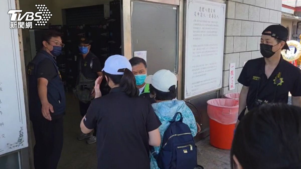 林女家屬到花蓮殯儀館相驗，神情悲痛。（圖／TVBS）