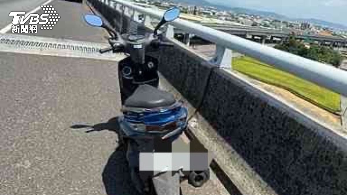 國道警方緊急攔停機車。(圖/TVBS)