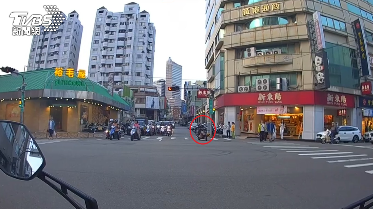 陳女違規後報出死去的妹妹身分證字號,但警方仍查出陳女身分,更發現陳女沒有駕照。(圖/TVBS)