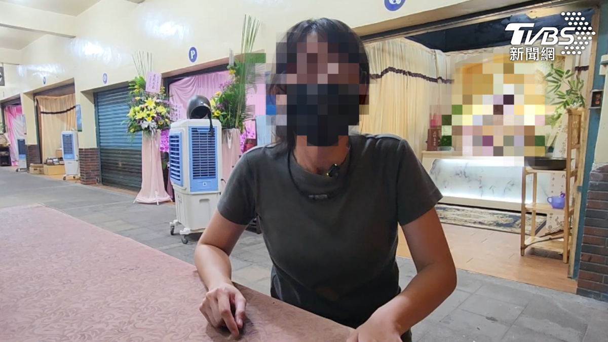 林女妹妹在靈堂前控訴姜姓司機不可能不知情,認為交保不合理。(圖/TVBS)
