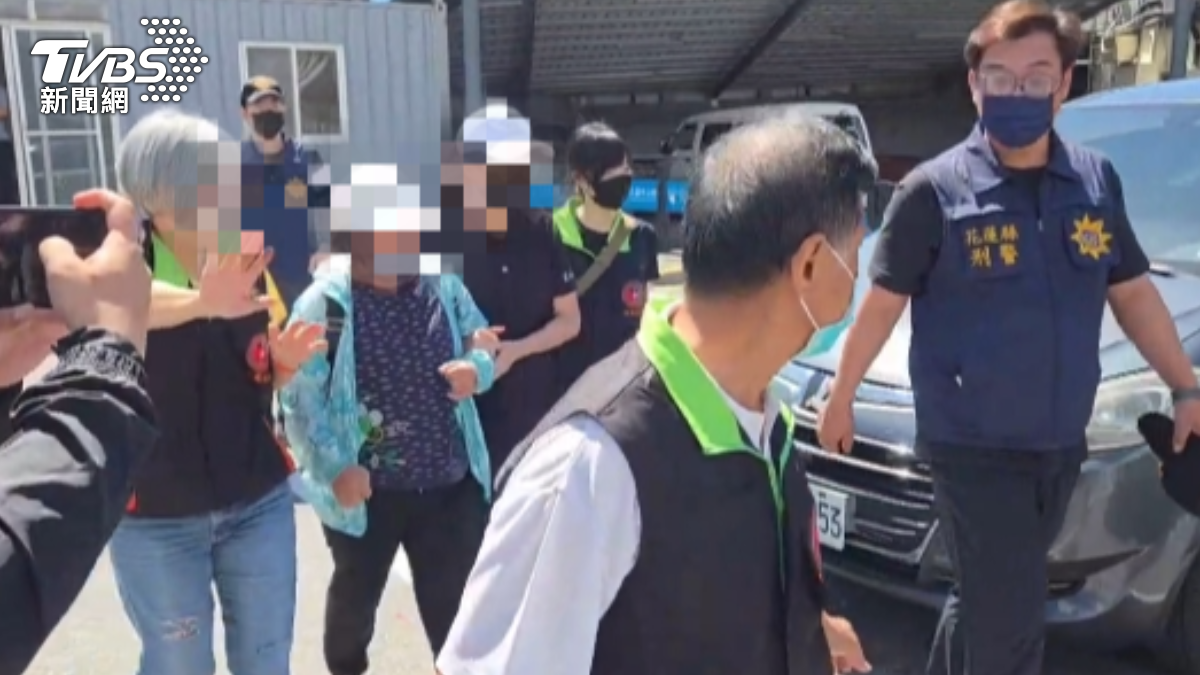 林女姊妹倆人前往遺體相驗現場。(圖/TVBS)