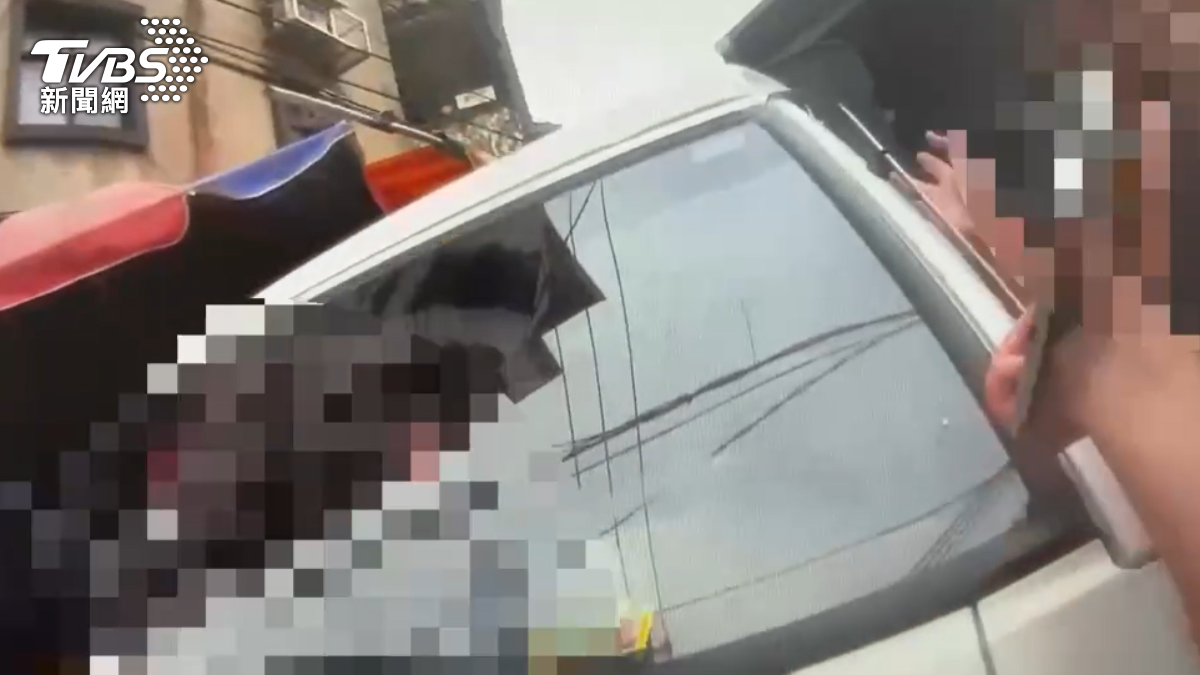 女阻擋貨車通行，雙方爆發口角衝突。（圖／TVBS）