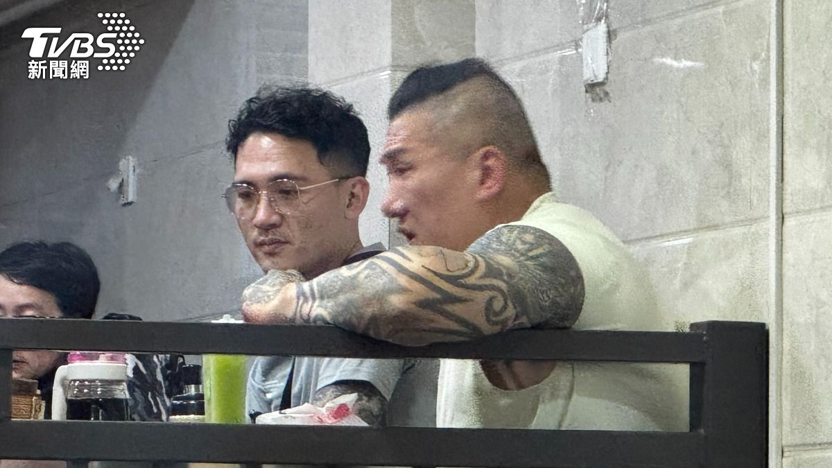 「館長」陳之漢人在中國餐廳吃飯,吸引許多人前來合影。(圖/莊鎧毓攝)