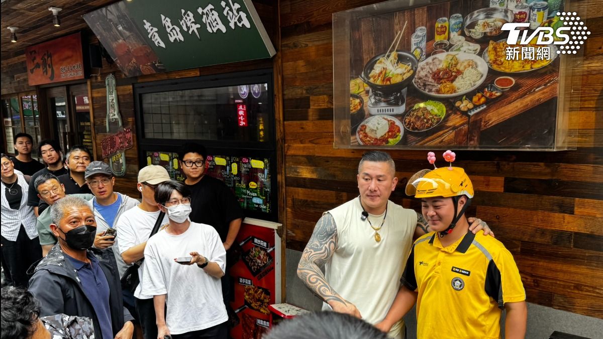 「館長」陳之漢前往中國,吸引許多人前來合影。(圖/莊鎧毓攝)