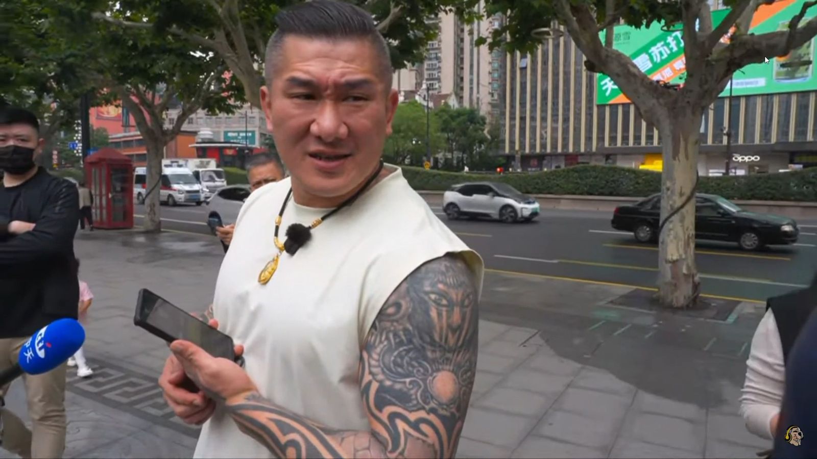 今上午中國人突襲問「你哪國人？」，館長愣住嘆氣。（圖／翻攝自館長惡名昭彰YouTube）