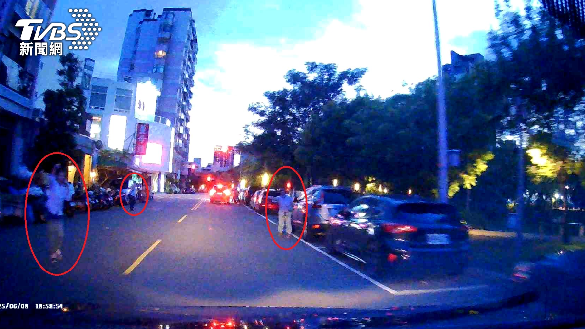 路過的三名路人,也趕緊衝到馬路攔下正在柳川東路與民生路口的巡邏車。(圖/TVBS)