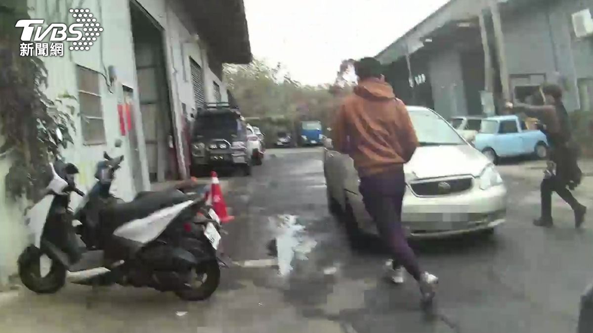 警方攔車逮人。（圖／TVBS）