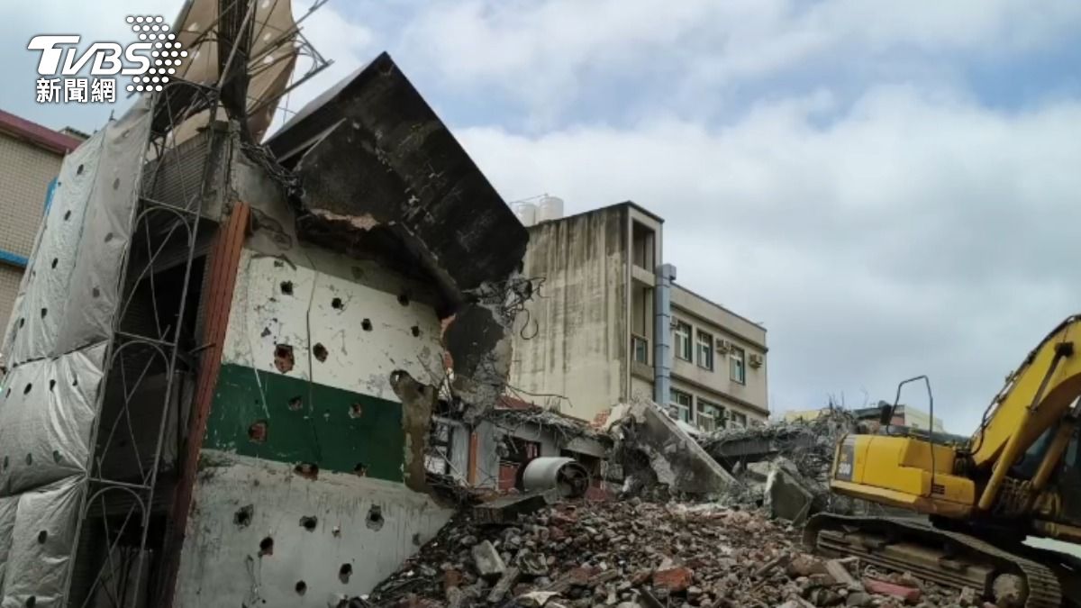 竹北一處工地的鷹架倒塌,所幸沒有人員傷亡。(圖/TVBS)