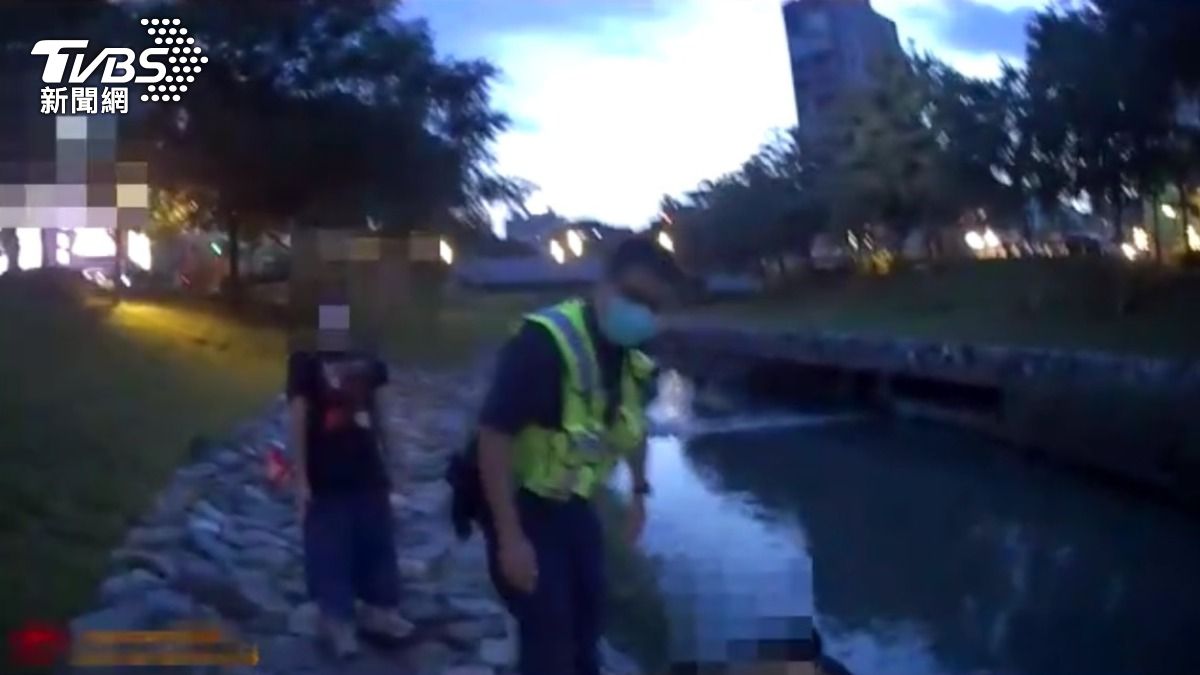焦急的爸爸立即跳入河中救援,只是因地勢高低落差大,無法自行脫困上岸。(圖/TVBS)