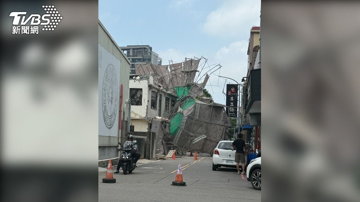 該處工地的鷹架因強風倒塌。(圖/TVBS)