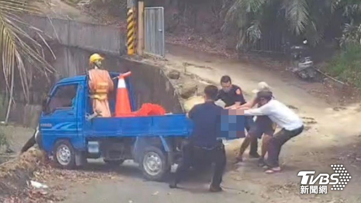 小貨車險墜崖！高雄女司機嚇壞求救　警民合力抬車