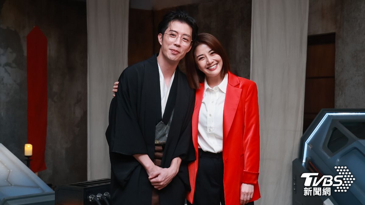 廖允杰(左)、韓瑜在節目中的劇裡飾演姐弟戀夫妻檔。(圖/趙世平攝)