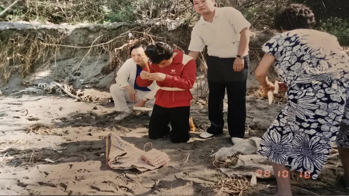 當年涉案的國中生至棄屍地點下跪,拿香致歉。(圖/翻攝畫面)