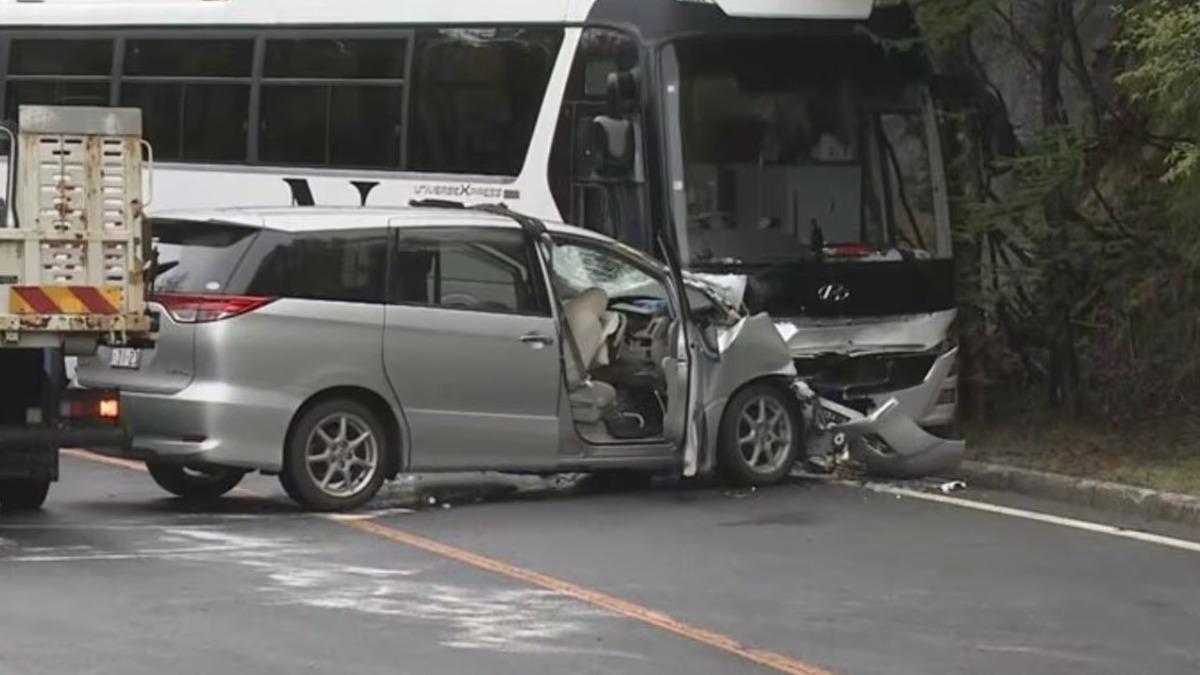 富士山車禍！遊覽車與轎車相撞慘況曝　6外國遊客緊急送醫