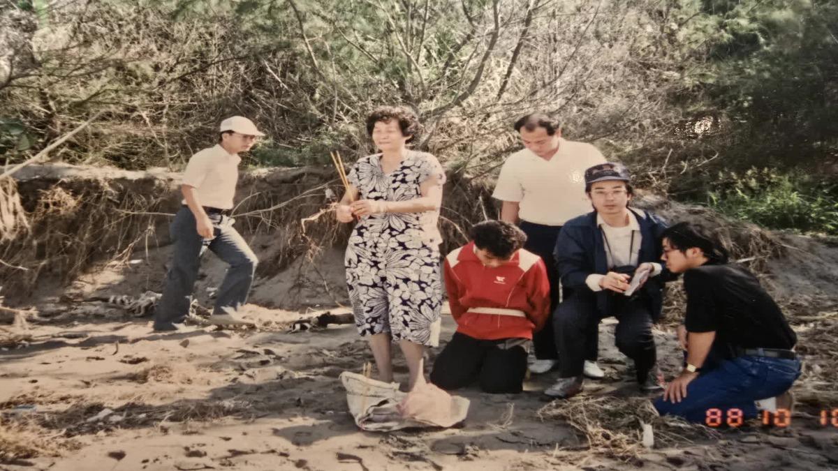 涉殺害陸正的犯嫌當年在棄屍點下跪。（圖／翻攝畫面）