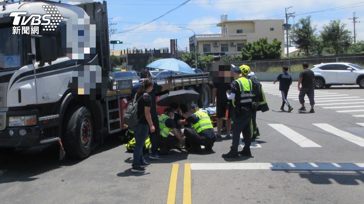 驚悚!台中婦「切西瓜」過馬路險遭貨車輾 再收5百元罰單