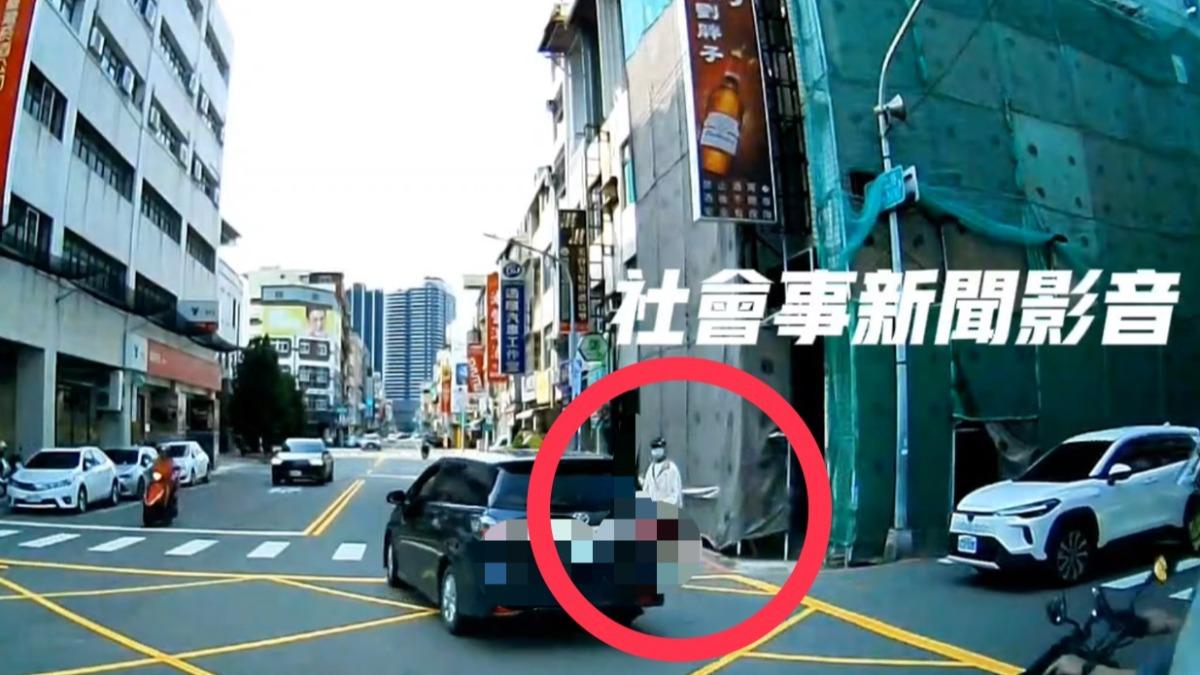 高雄拐杖阿公過馬路「沒車要禮讓」！無助張望畫面曝　警方出手了