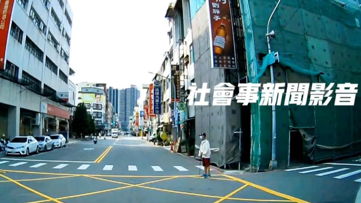 行動不便的阿北站在街口要穿越馬路,但行經的汽機車卻不禮讓。(圖/TVBS)