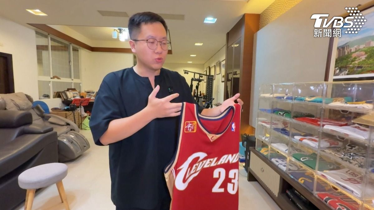 高雄28歲的許先生,收藏60件NBA球員「親穿球衣」,這件是球星詹姆斯,首次赴陸參賽的球衣,價值超過400萬。(圖/TVBS)