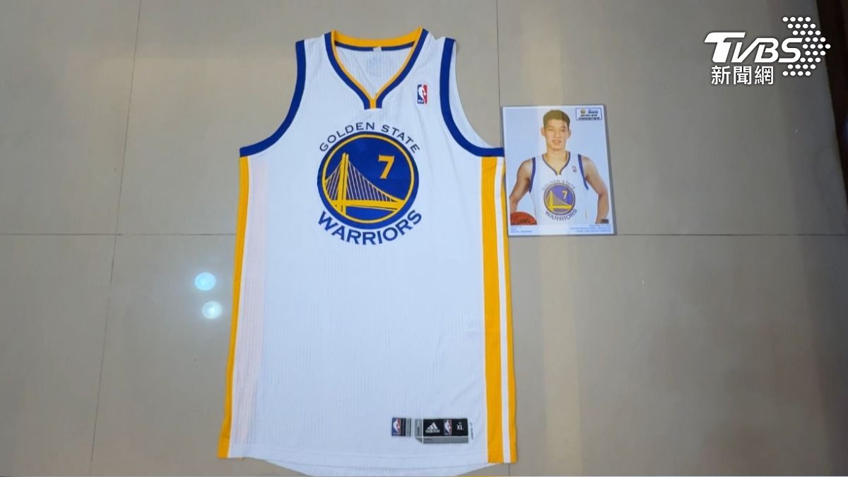白藍相間的勇士隊球衣,這是林書豪NBA生涯首場的親穿球衣。證明書上印有雷射標籤。(圖/TVBS)
