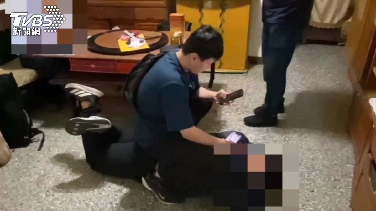 警方壓制詐騙車手。(圖/TVBS)